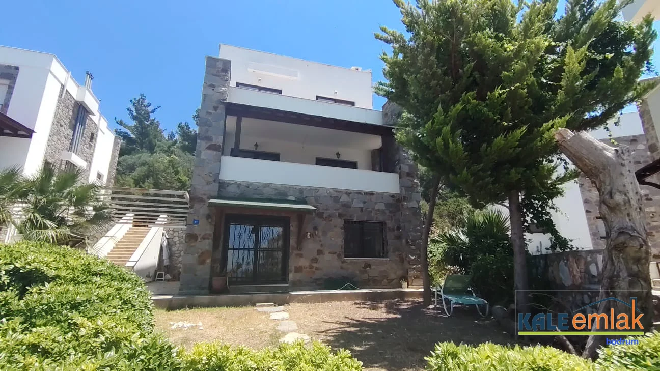 Kumbahçe Manastır Bölgesi Satılık Deniz Manzaralı Tripleks Villa
